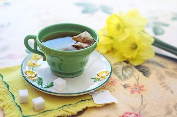 Té verde, decocciones de hierbas.
